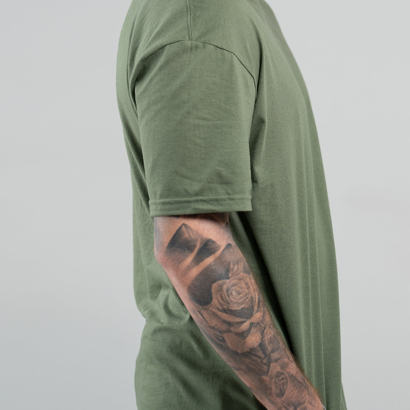 Camiseta Básica Adulto Unisex Ring Spun Su Verde Militar Gildan Ref. 64000