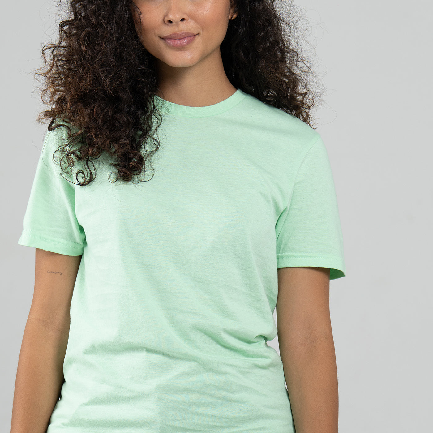 Camiseta Básica Adulto Unisex Ring Spun Verde Menta Gildan Ref. 64000