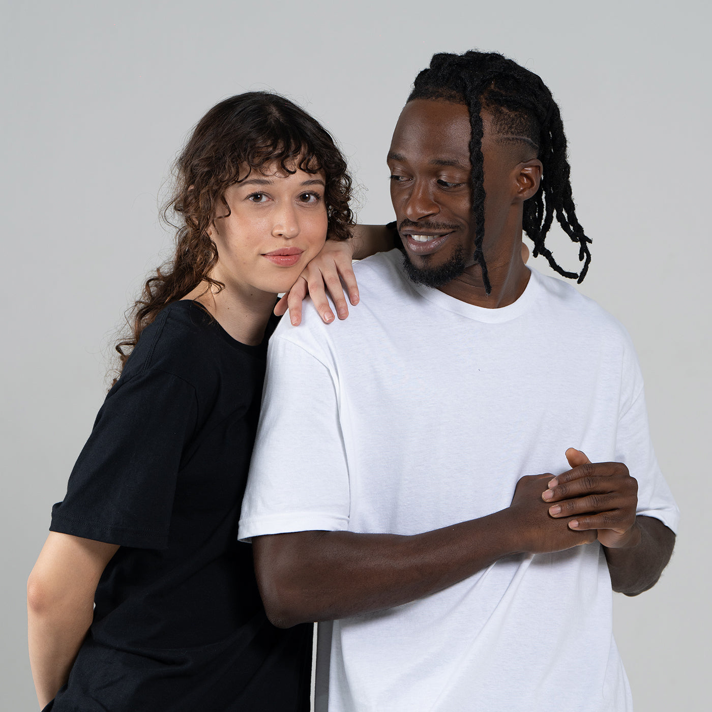 Camiseta Básica Adulto Unisex Ring Spun Negro Gildan Ref. 64000