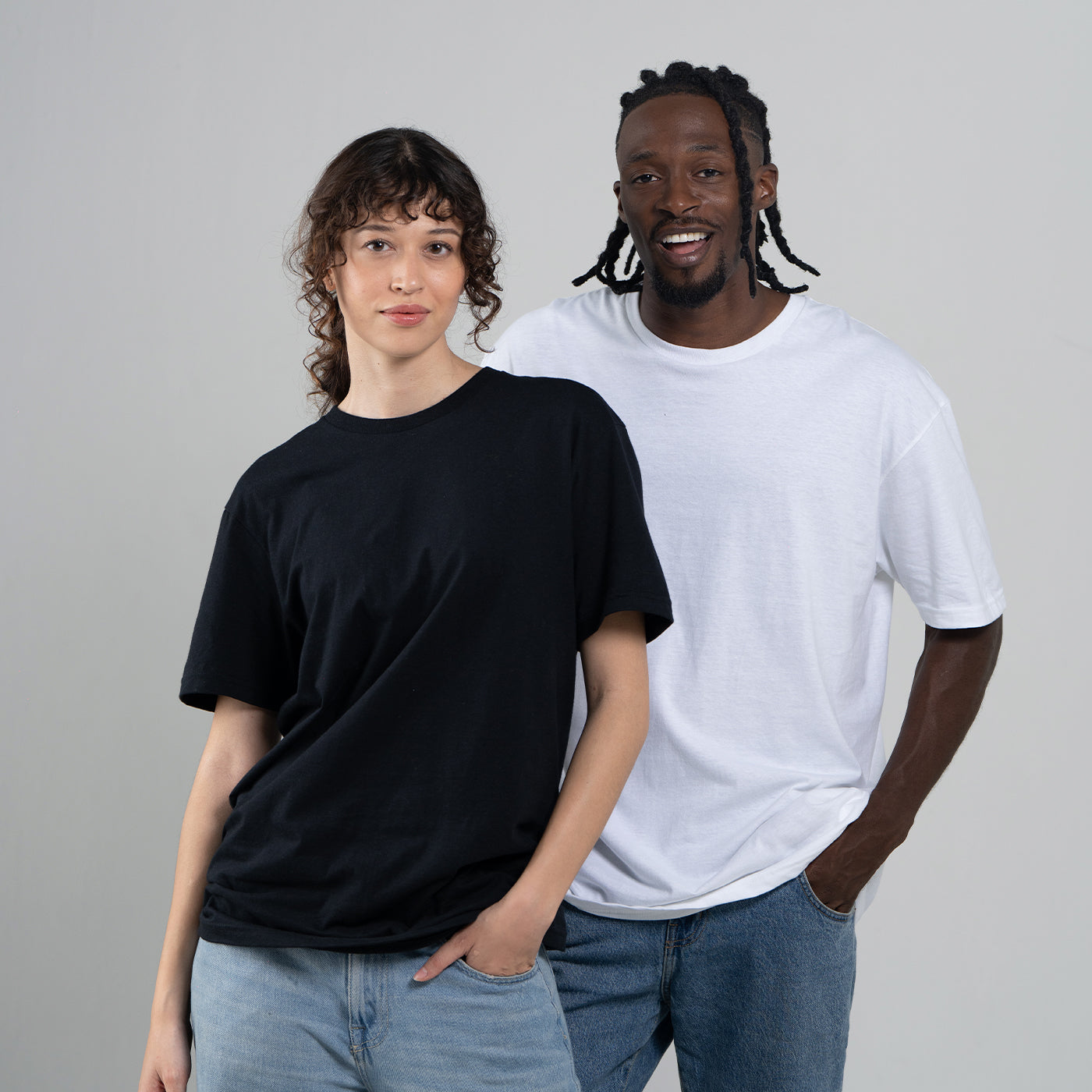 Camiseta Básica Adulto Unisex Ring Spun Negro Gildan Ref. 64000