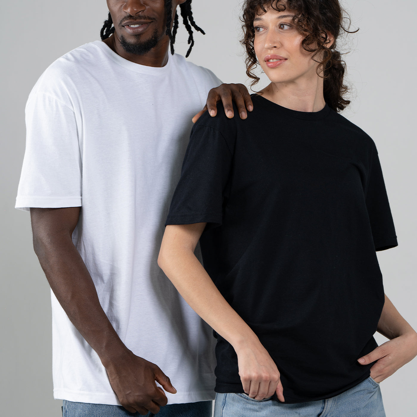 Camiseta Básica Adulto Unisex Ring Spun Negro Gildan Ref. 64000